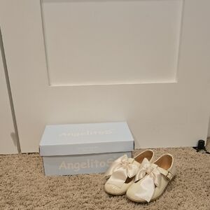 Angelitos Cream Little Girl Shoes with Bow